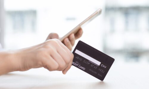 スマートフォンで決済するためにクレジットカードを操作している手元の様子