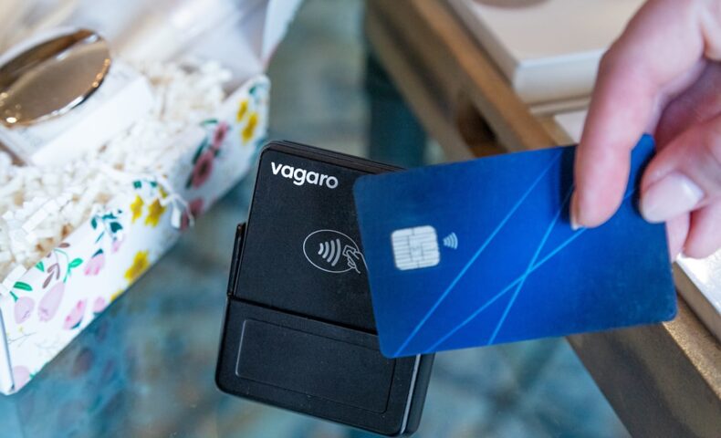 A hand is paying with a credit card.