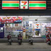 セブンイレブンの店舗外観とバイクが並ぶ様子｜コンビニでお得に使えるクレジットカード特集2024