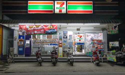 セブンイレブンの店舗外観とバイクが並ぶ様子｜コンビニでお得に使えるクレジットカード特集2024