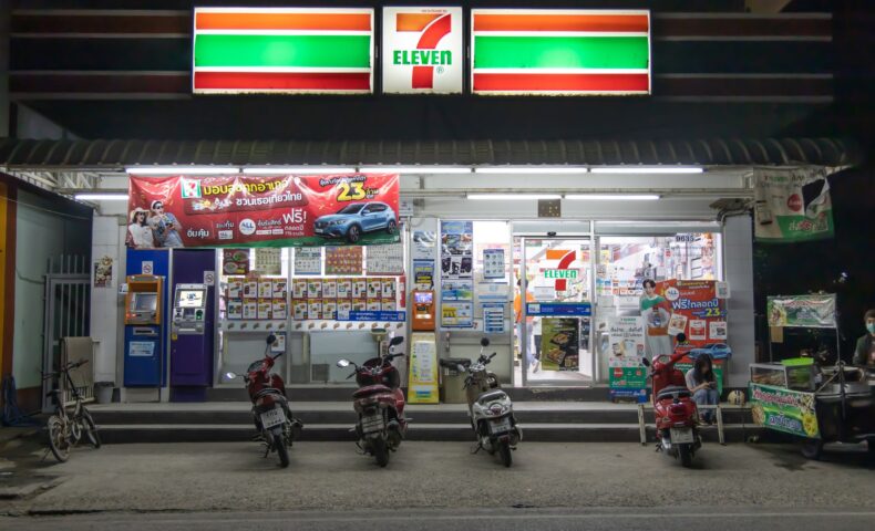 セブンイレブンの店舗外観とバイクが並ぶ様子｜コンビニでお得に使えるクレジットカード特集2024