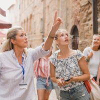 ガイドに案内されながら海外旅行を楽しむ女性グループ｜マリオットアメックスで実現する旅の上質体験イメージ