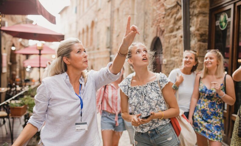 ガイドに案内されながら海外旅行を楽しむ女性グループ｜マリオットアメックスで実現する旅の上質体験イメージ