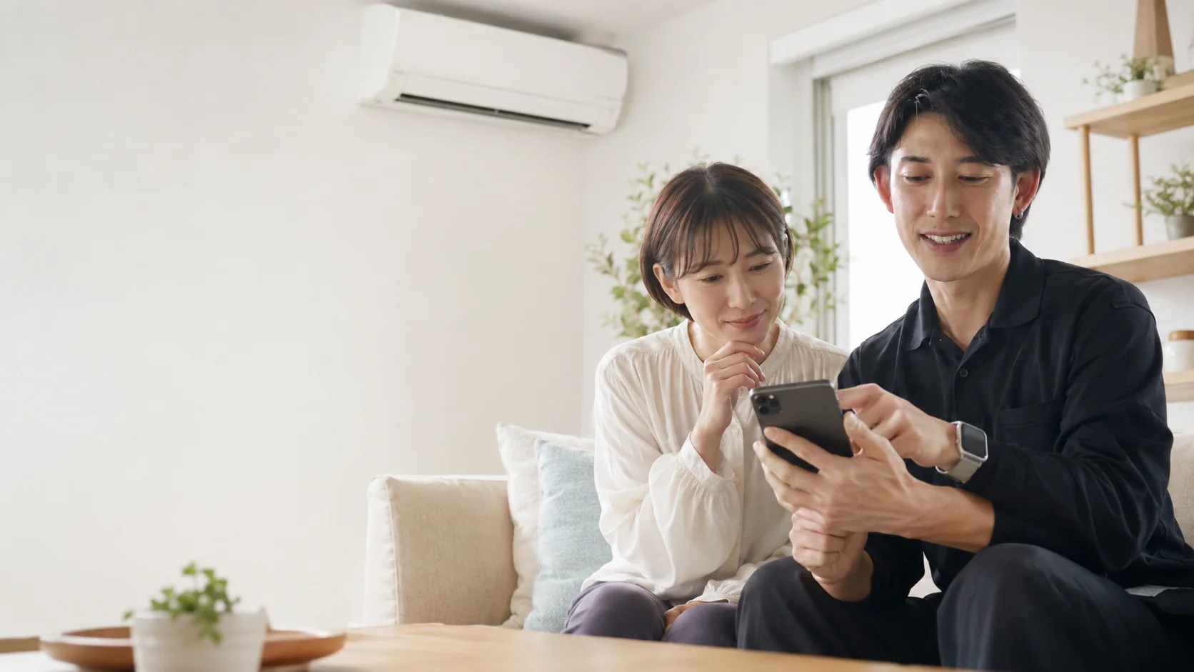 お掃除機能付きエアコンの型番写真をお客様と確認するClear Linkスタッフ