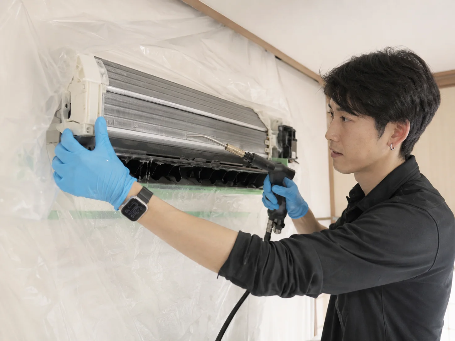 お掃除機能付きエアコンの熱交換器と送風ファン周辺を洗浄する作業イメージ