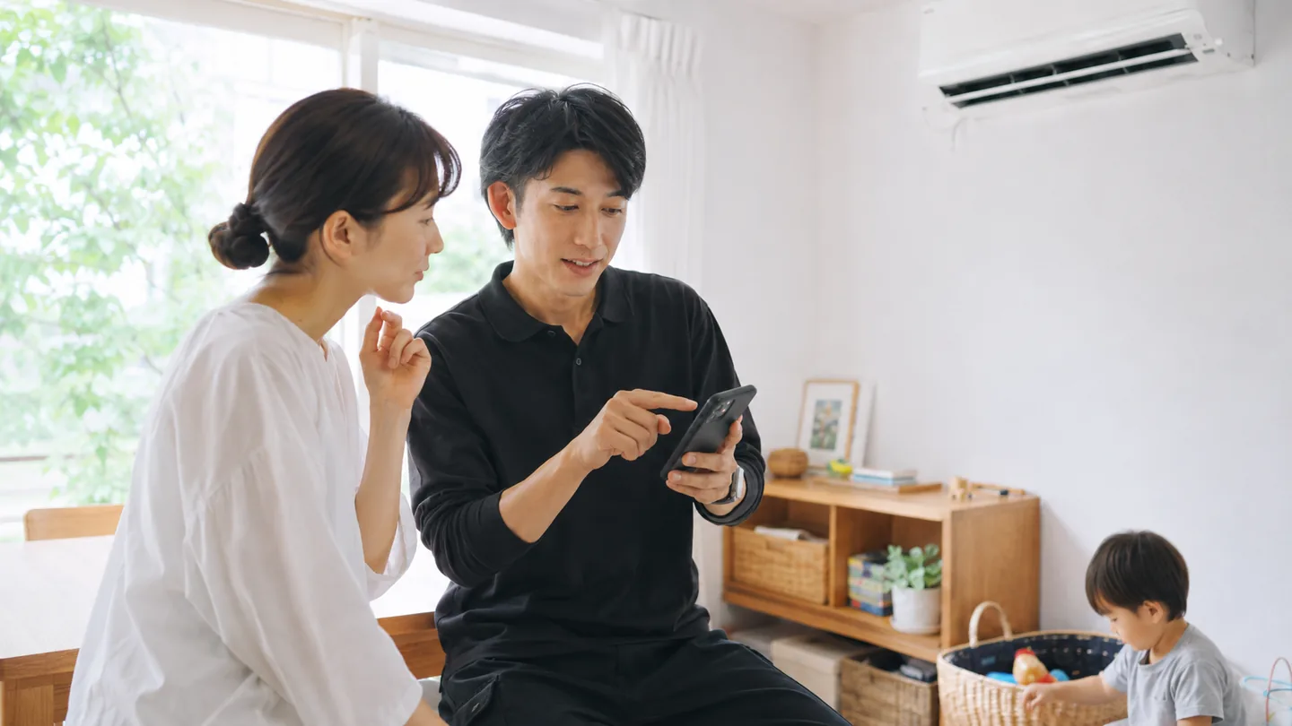 エアコンクリーニング訪問前の室内写真を母親と確認するClear Link代表の草場優