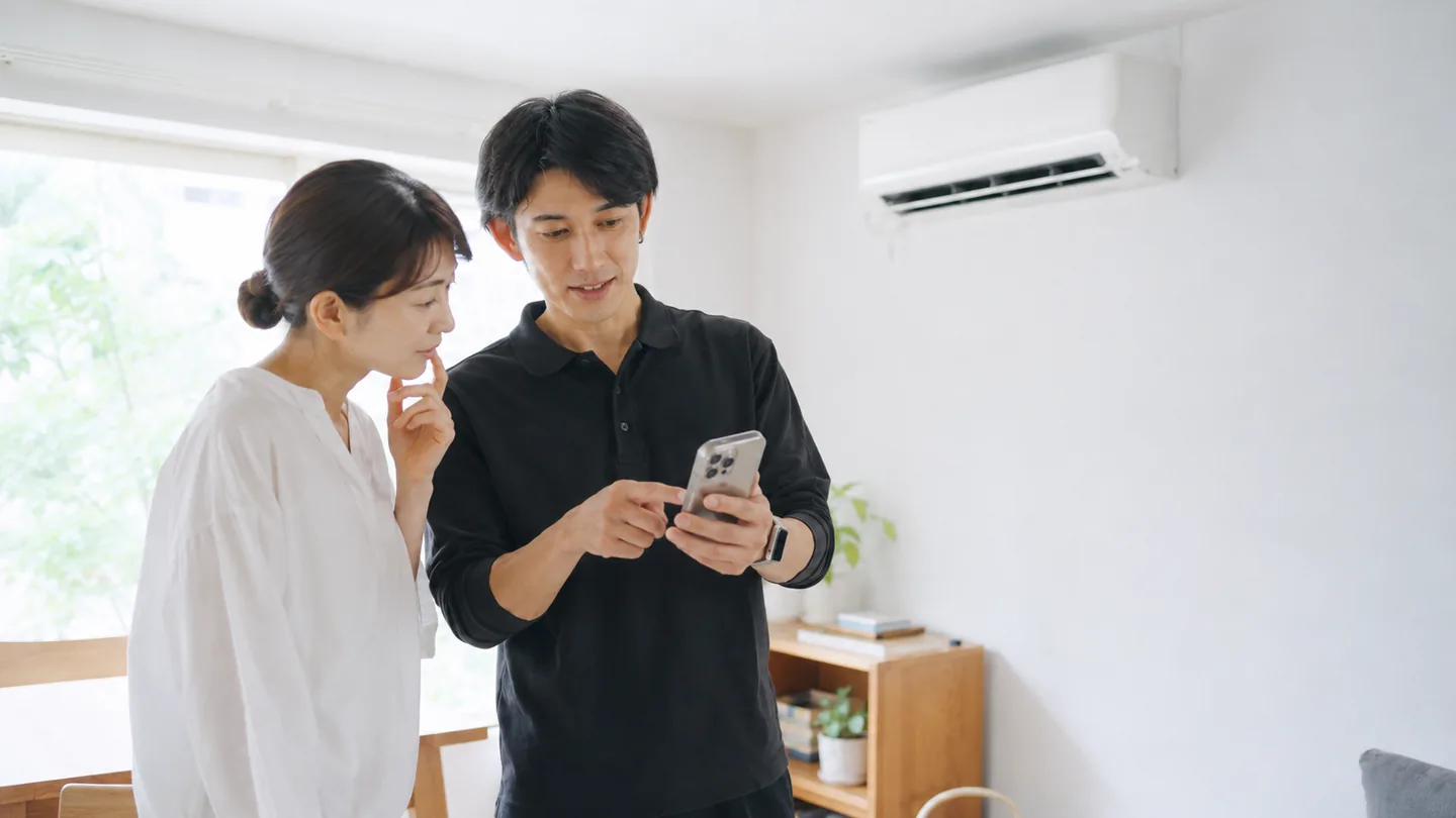 エアコンの設置状況をスマートフォンの写真で確認するClear Link代表の草場優
